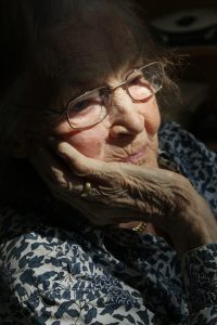 Eine alte Frau erzählt aus ihrem Leben